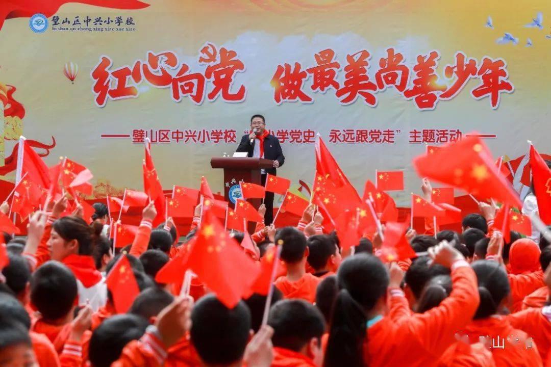 货车车厢搭车棚还载人，既危险又违法！